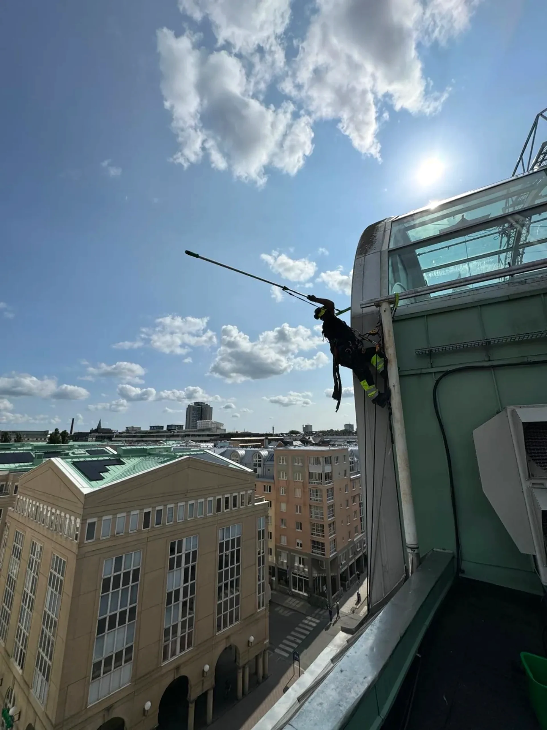 Höghöjdsarbeten med repaccess på byggnad